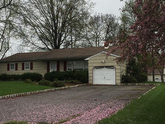 3rd image of 14 Buckingham Cir
