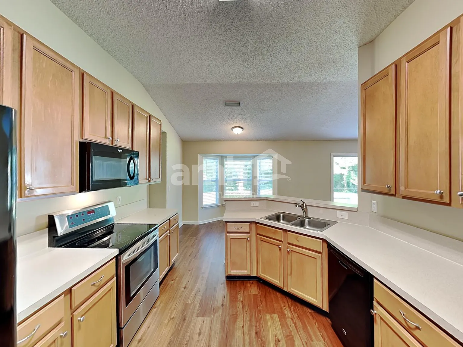4 bed, 2.0 bath, 1942 sqft, $2,095 — Photo 4