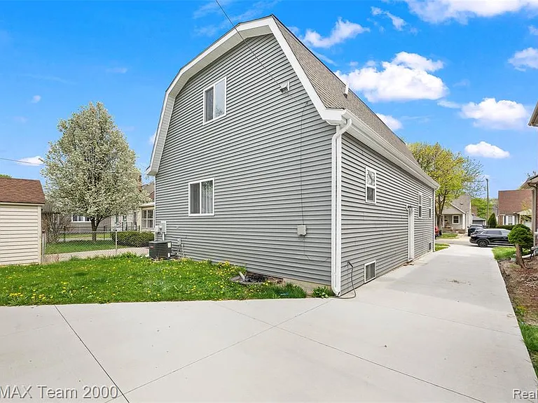 3330 Woodside St — Photo 4