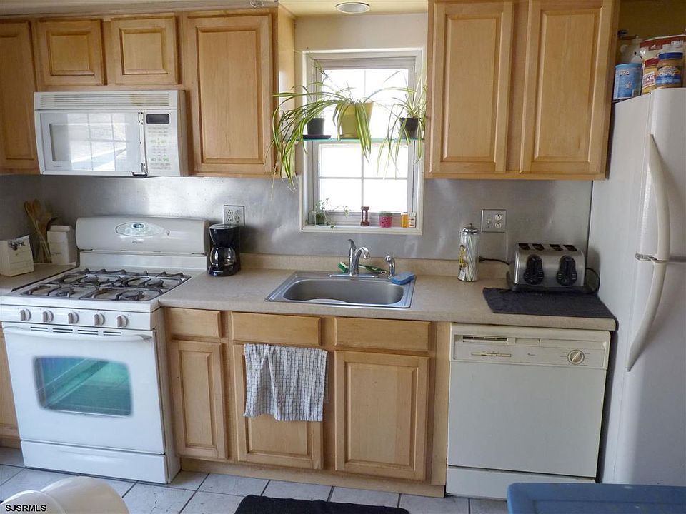 2nd image of 220 2nd Ave