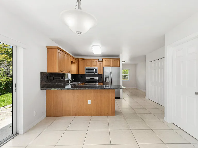 24 SW 6th St #2 — Photo 11