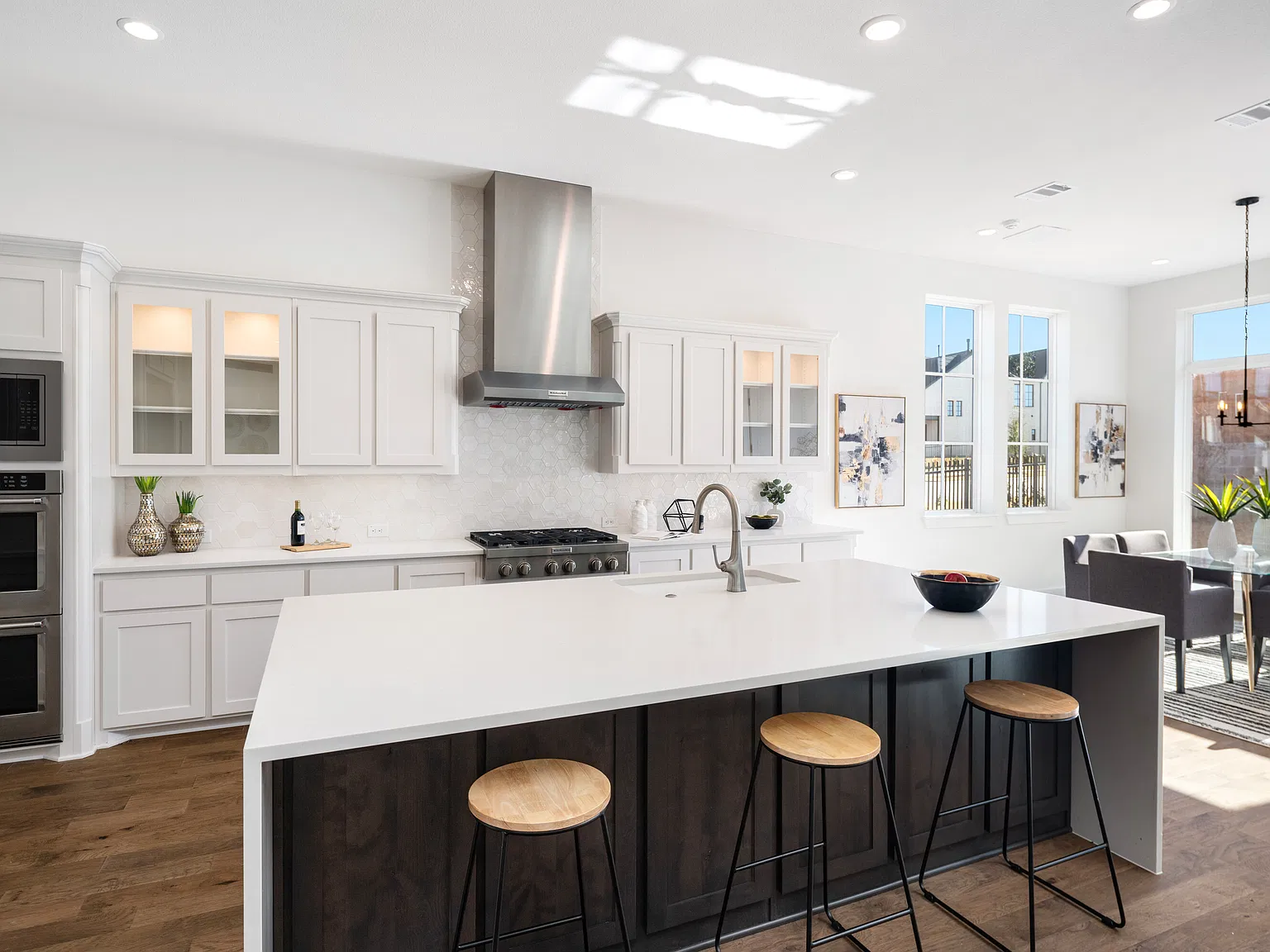 4 bed, 4.5 bath, 4220 sqft, $8,500 — Photo 3