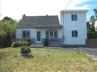 16 Oak Rd, Amityville, NY 11701