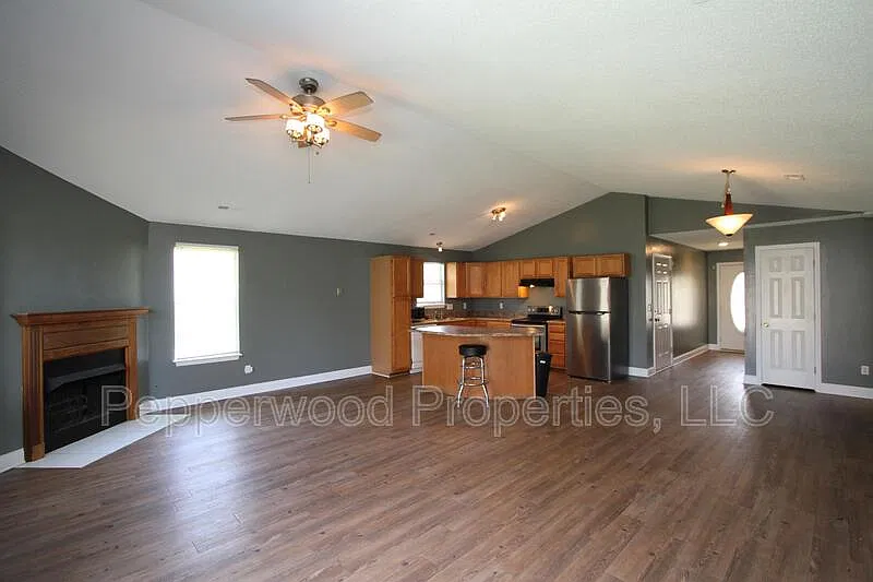 3 bed, 2.0 bath, 1433 sqft, $1,550 — Photo 3
