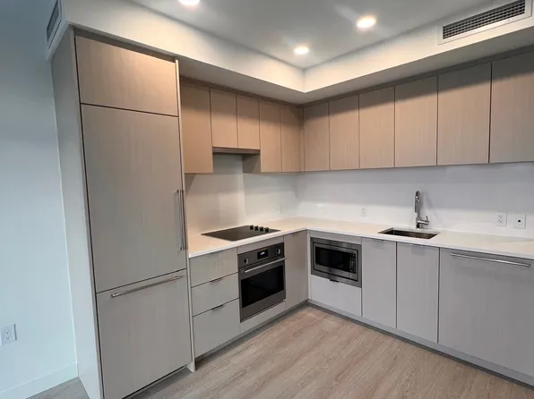 13675 107a Ave #606, Surrey, BC V3T 2H2