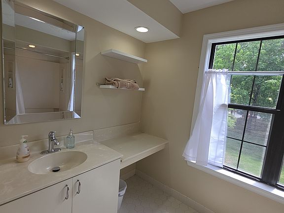 5th image of 2708 Ridgefield Ct #Mb