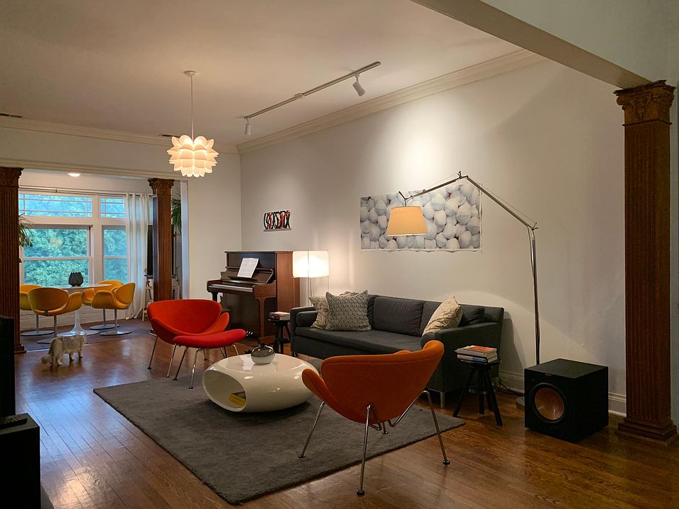 Spacious Living Area and sunroom with views to the east. 20' x 14' (280 square feet). Great for entertaining with direct access to kitchen, dining and family rooms.