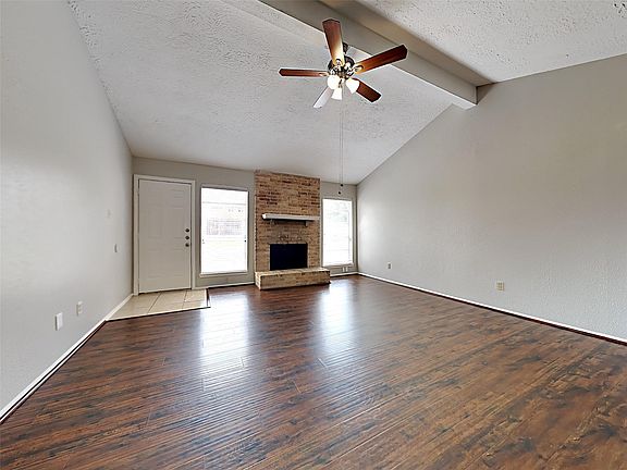 3rd image of 216 Maple Leaf Dr