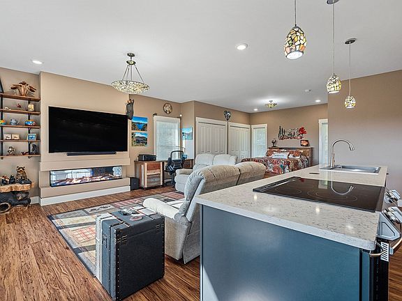 5th image of 385 Oak Dr