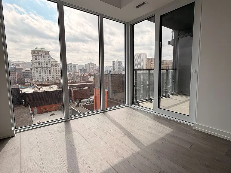 75 James St S #718 — Photo 10