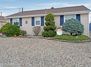 215 Cedar Dr, Bayville, NJ 08721