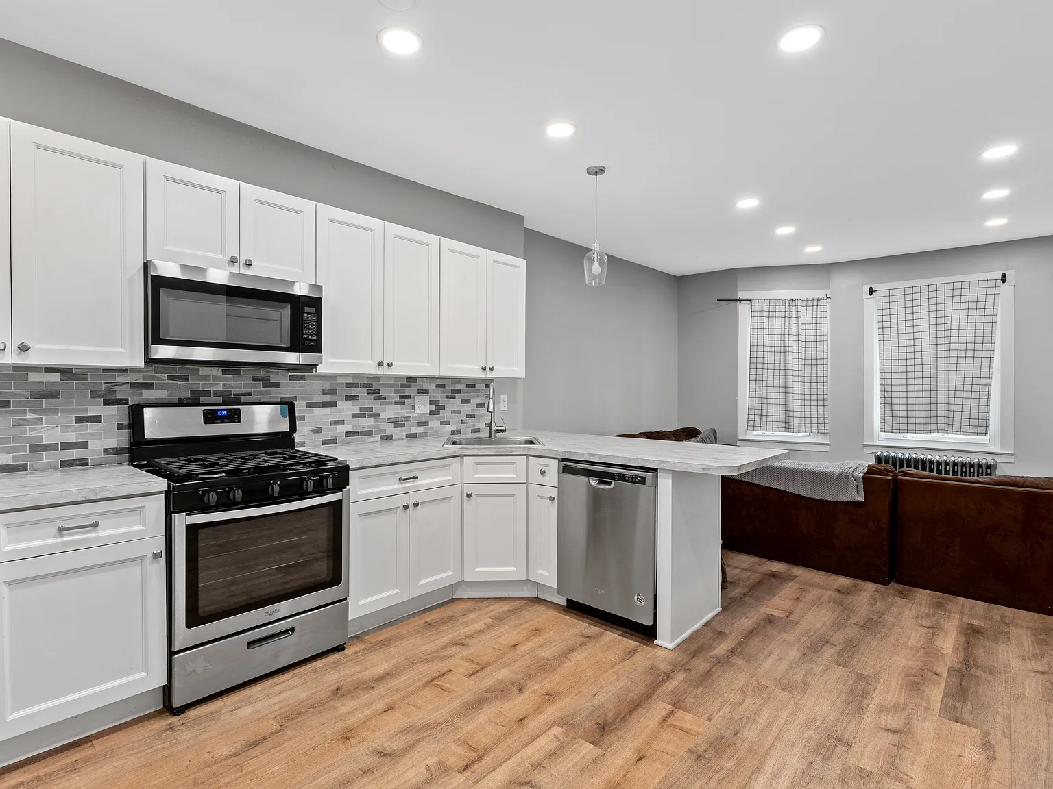 4 bed, 2688 sqft, $2,400 — Photo 3