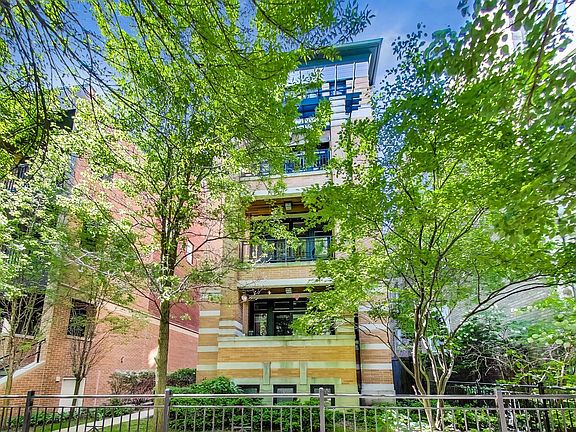 2nd image of 639 W Melrose St APT 2N