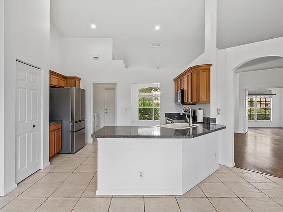 3rd image of 106 Fernwood Cres