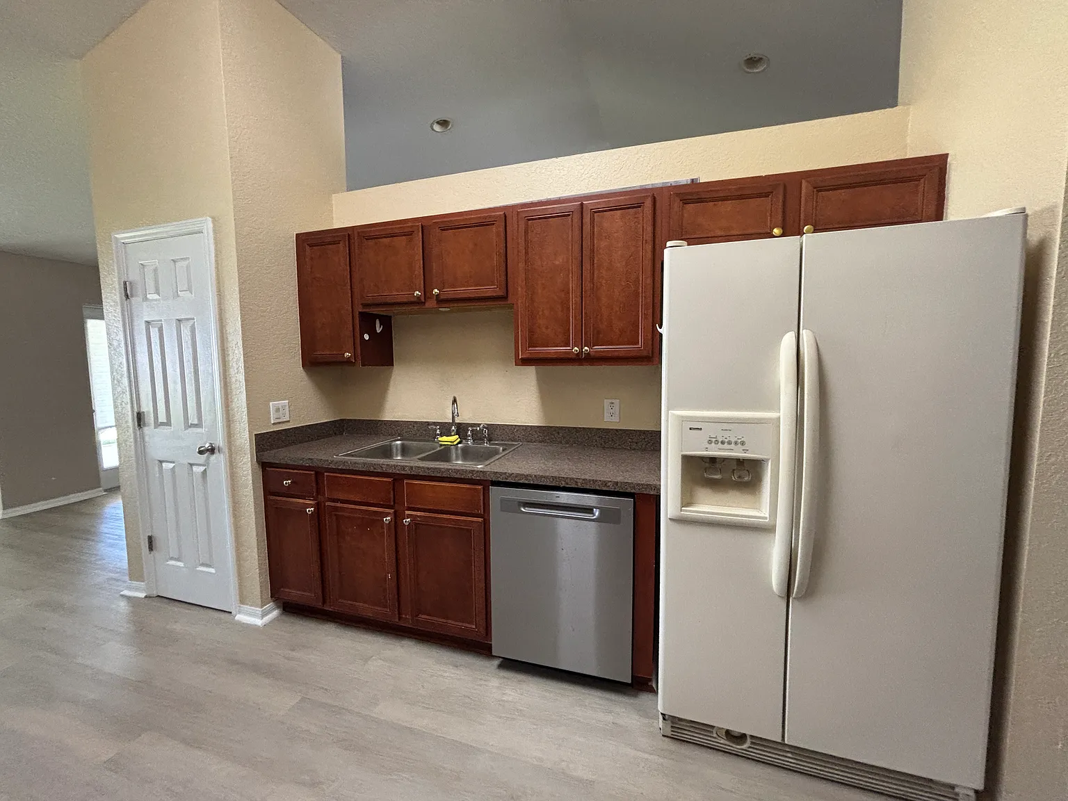 4 bed, 2.0 bath, 2366 sqft, $2,075 — Photo 4