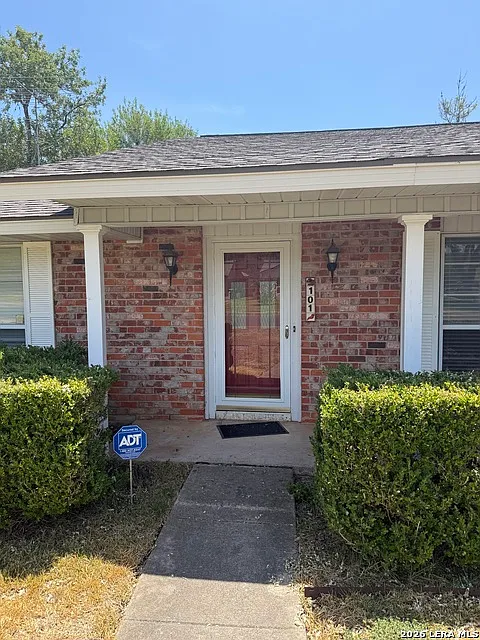 3 bed, 2.0 bath, 1911 sqft, $2,500 — Photo 2
