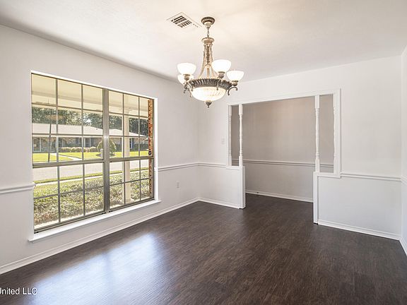 4th image of 725 Parkwood Dr