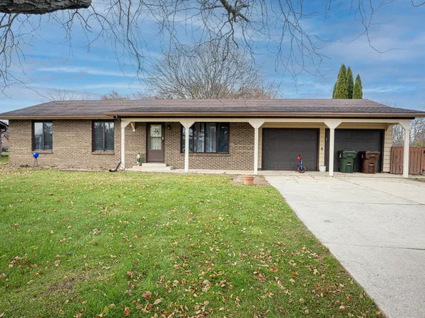650 Melissa Ln, Saint Anne, IL 60964