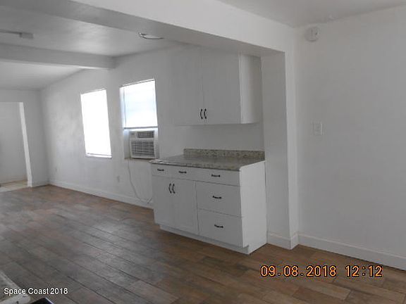 5th image of 2596 Burns Ave