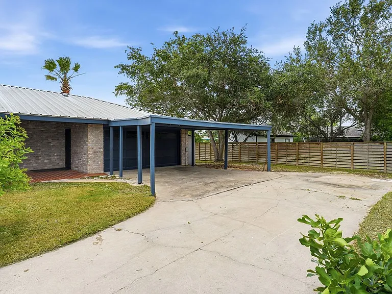 4049 Rooney Dr — Photo 28