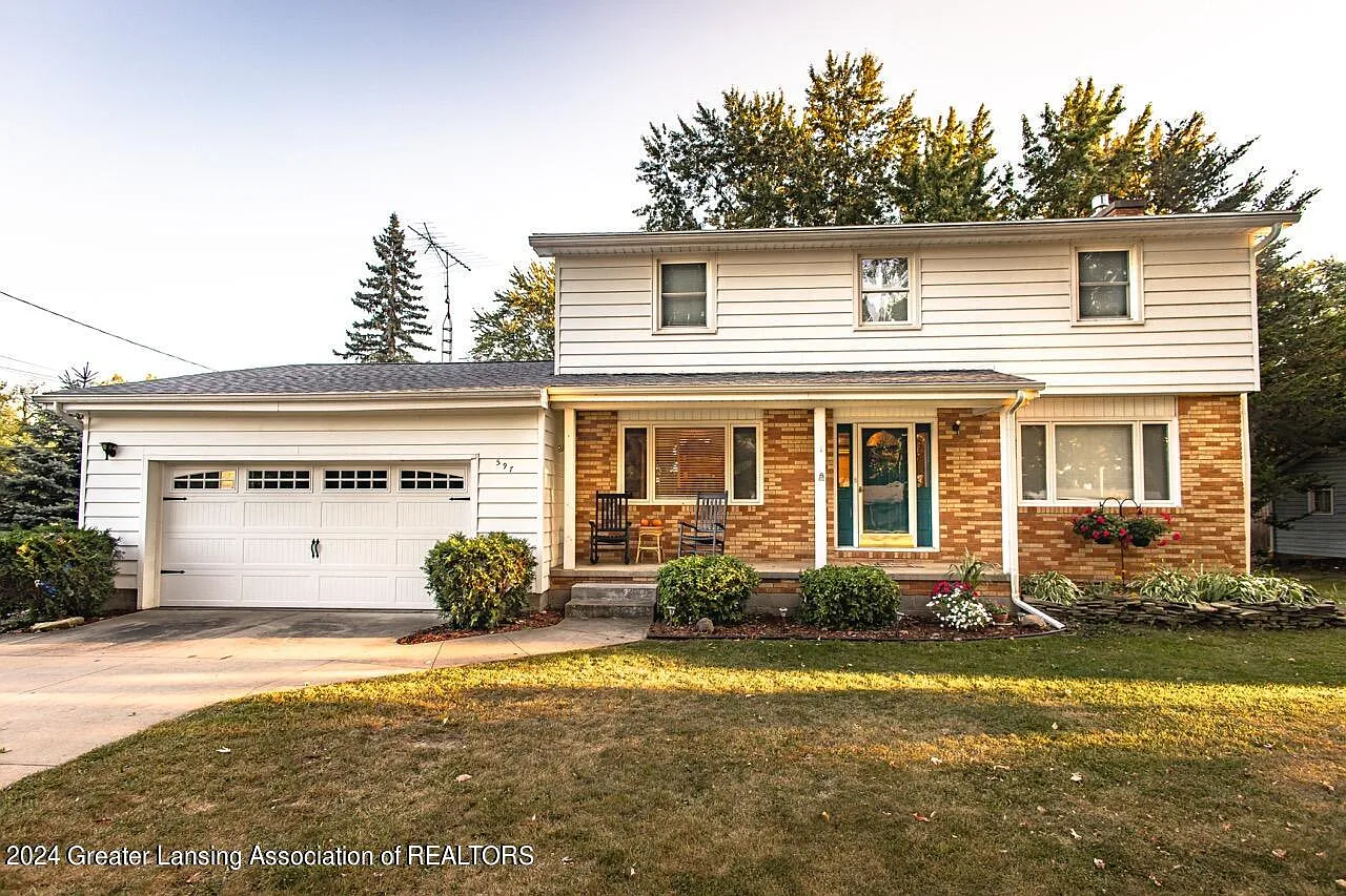 597 Hollywood Dr photo 1