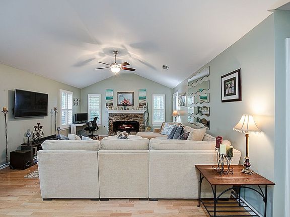 3rd image of 2410 Tammeron Dr SW