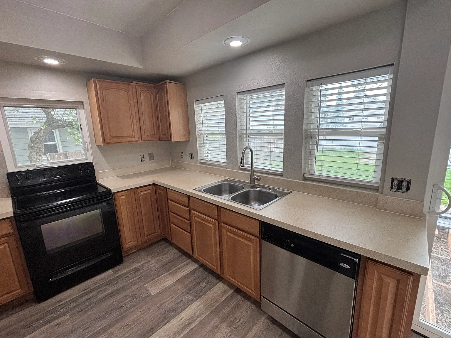 4 bed, 1814 sqft, $2,325 — Photo 4