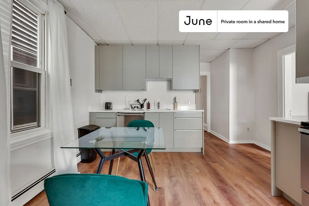 Queen bedroom in 3 bed/1 bath home in JFK/UMass #886 B — Photo 3