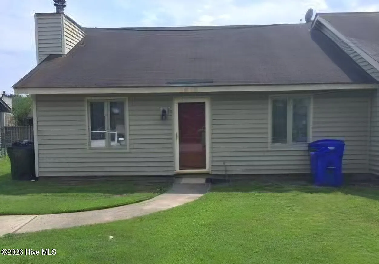 2 bed, 1.0 bath, 870 sqft, $1,000 — Photo 1