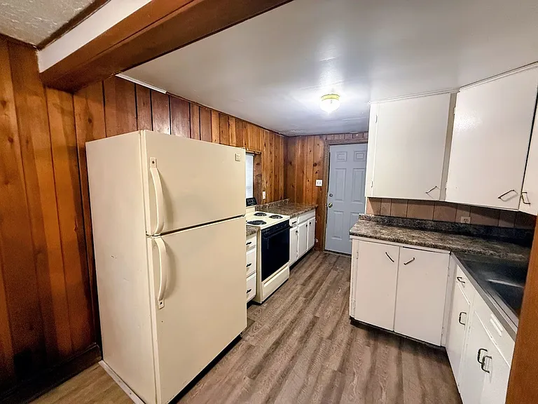 221 W Way St — Photo 6
