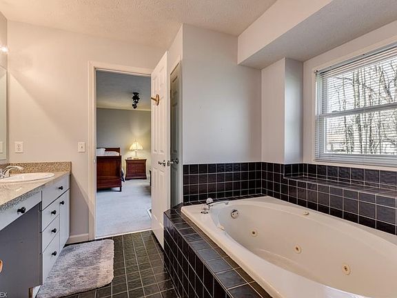 5th image of 6362 Meadowbrook Dr
