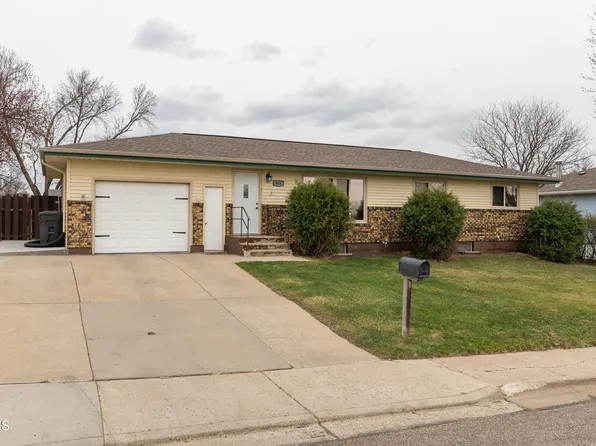 804 Johns Dr, Mandan, ND 58554