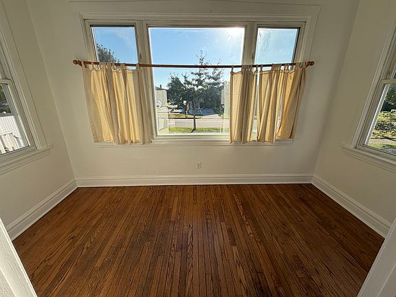 3rd image of 472 N Larch Ave