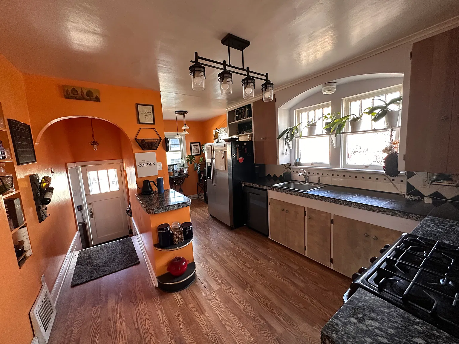4 bed, 1938 sqft, $2,400 — Photo 2
