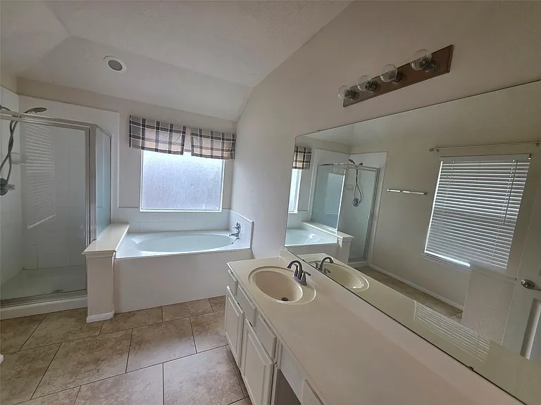 2715 Riverhollow Ln — Photo 29