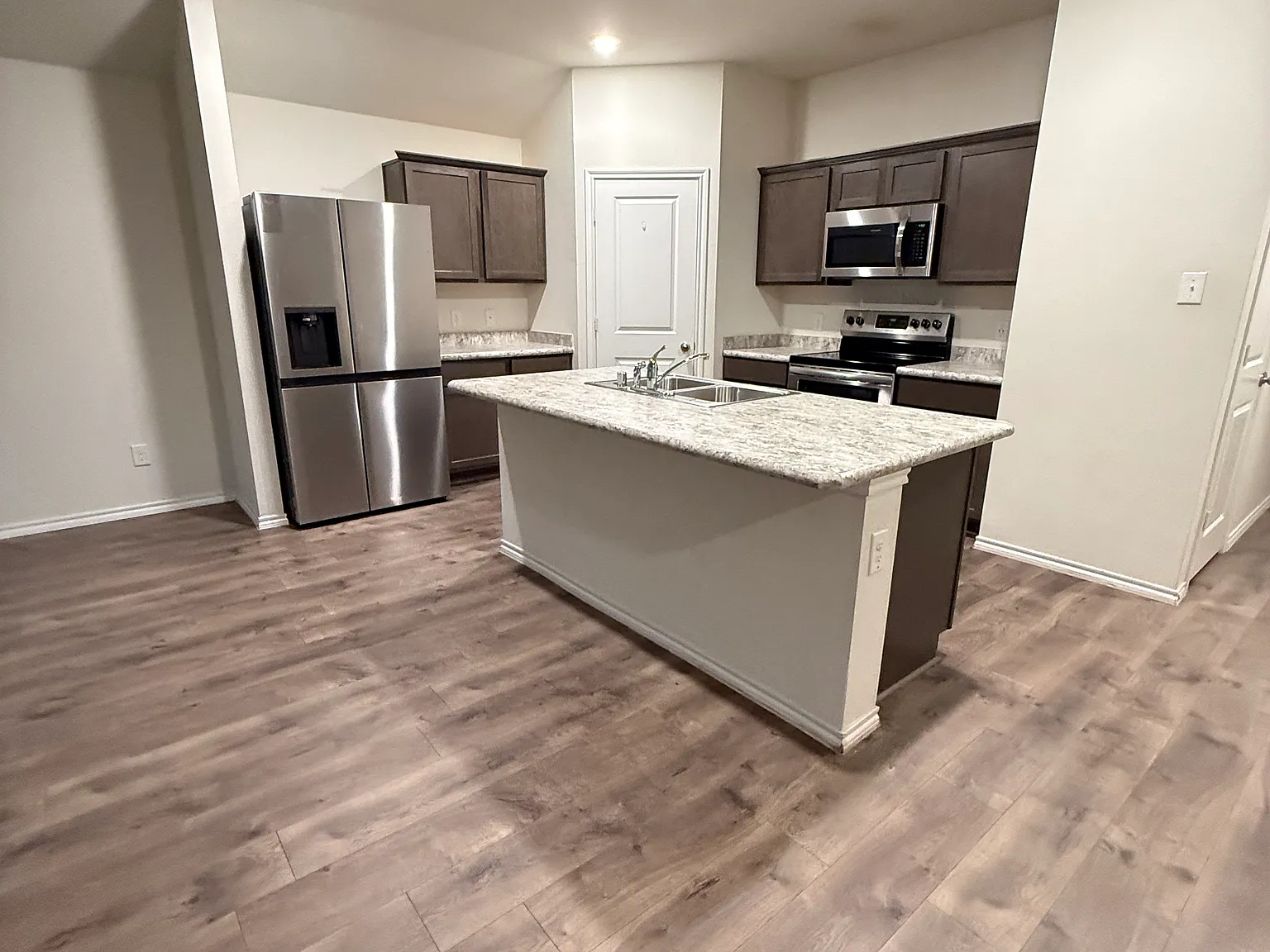 4 bed, 1882 sqft, $2,300 — Photo 4