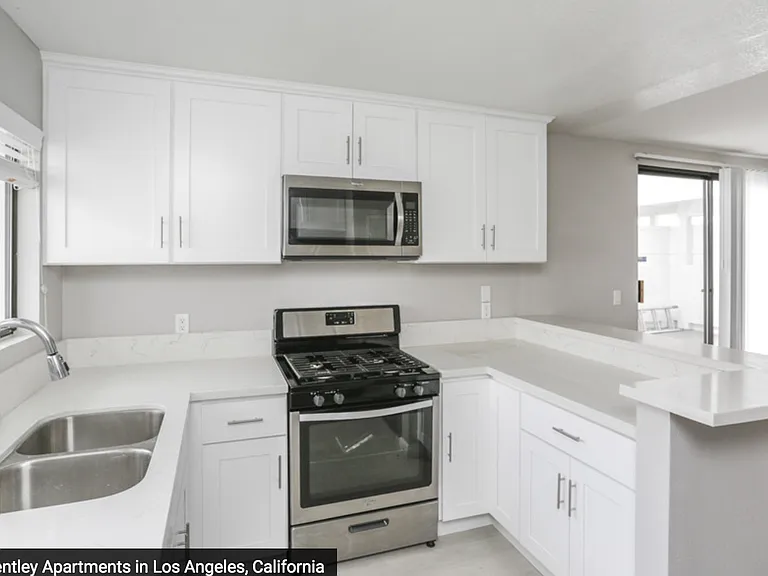 2110 S Bentley Ave — Photo 27