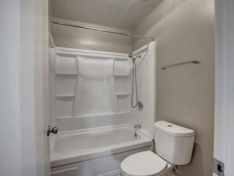 3903 49th Ave — Photo 8
