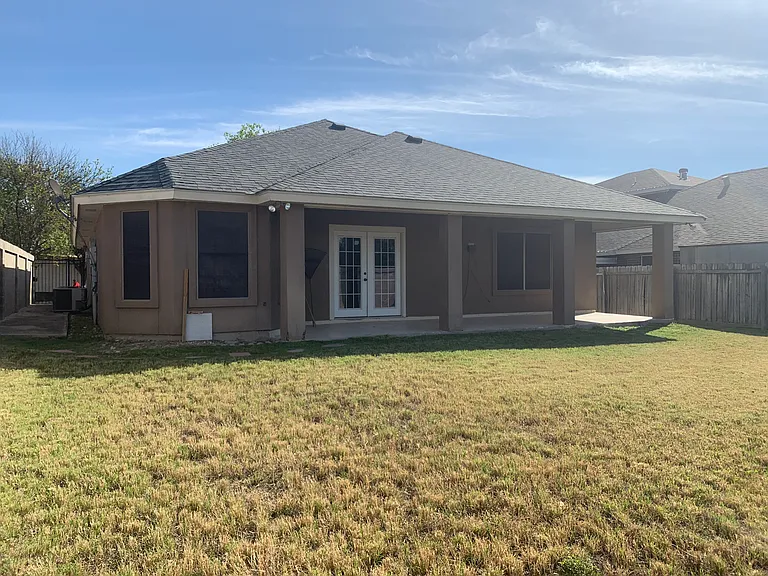 718 Amber Ave — Photo 2