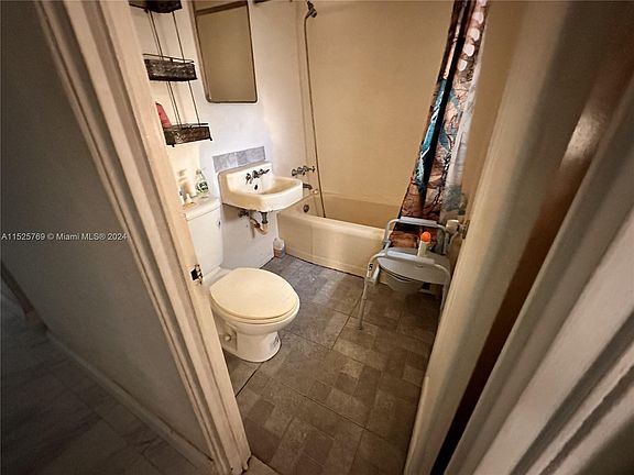 4th image of 15001 Leisure Dr