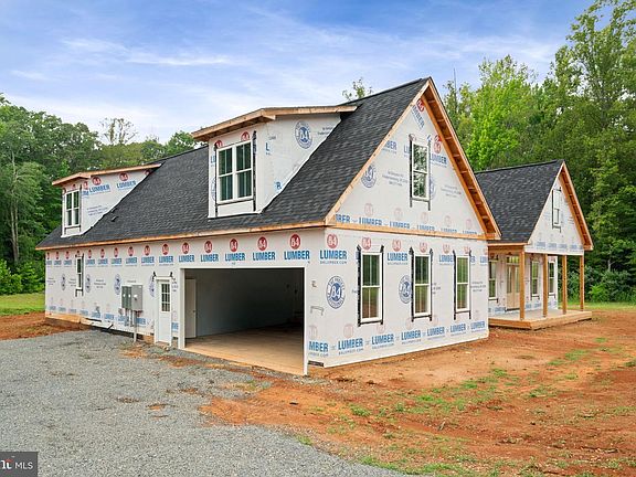 3rd image of 38 Dahlia Ln