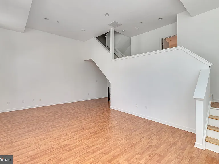 228 W George St #218 — Photo 43