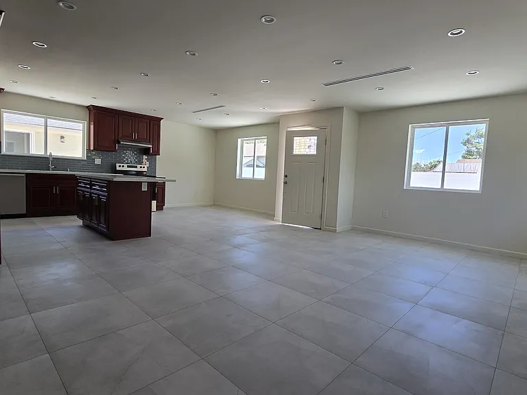 10931 Hayvenhurst Ave — Photo 3