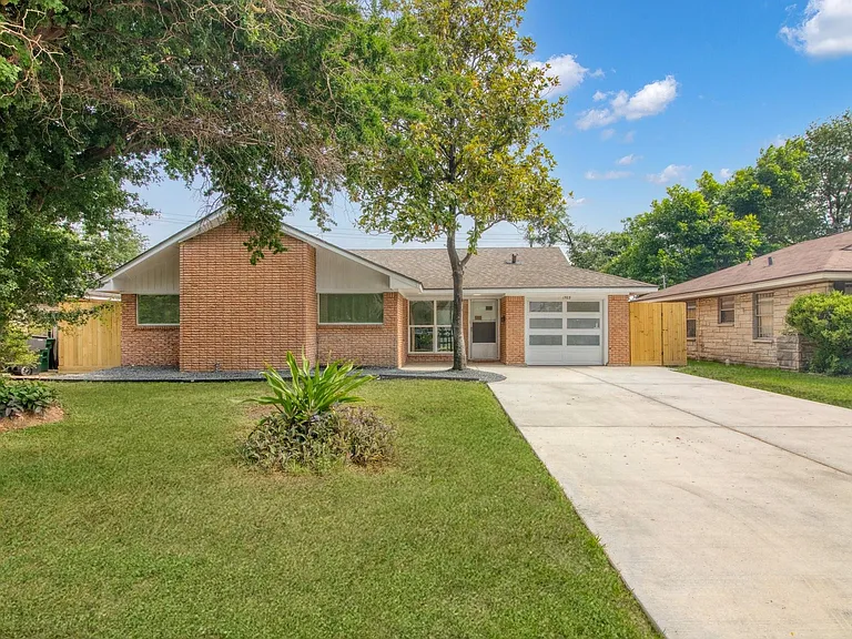 1703 Ansbury Dr — Photo 3