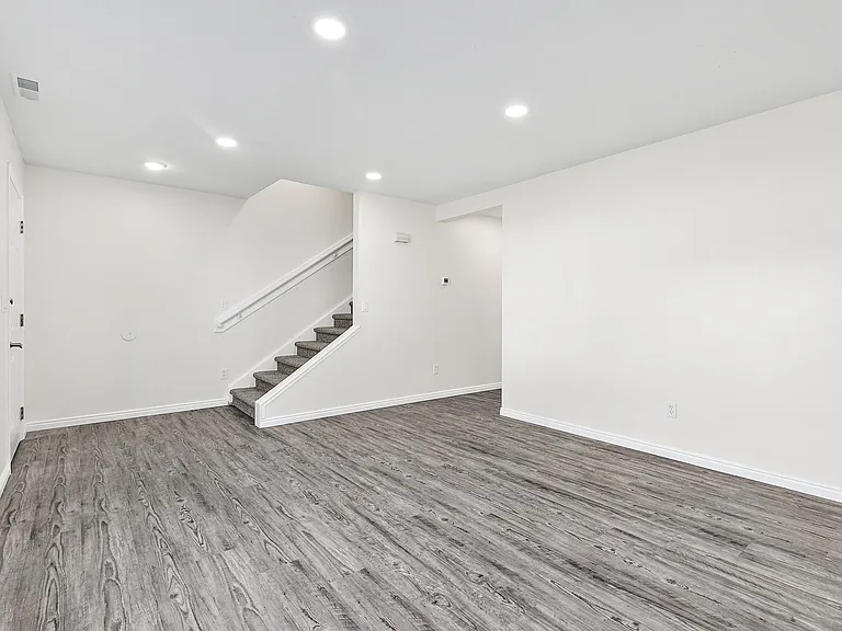 205 N Geneva Rd #13 — Photo 4