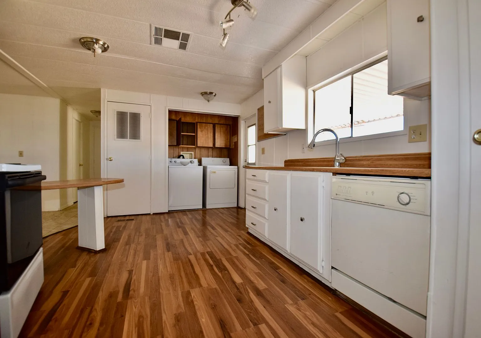 3 bed 2 bath Mesa home in a quiet neighborhood! — Photo 3