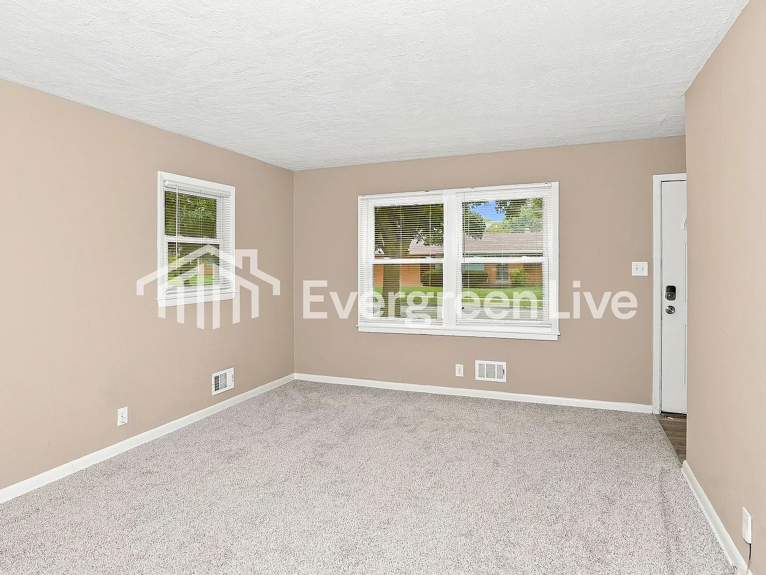 3 bed, 1.0 bath, 1277 sqft, $1,695 — Photo 2