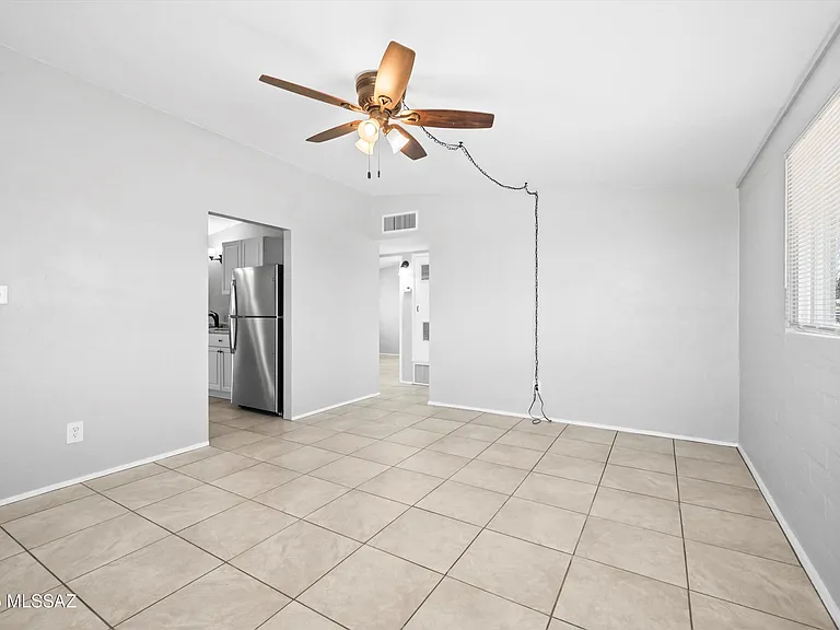 202 S Avenue C — Photo 6
