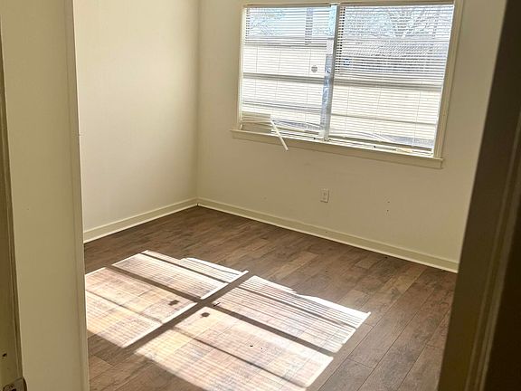 3rd image of 410 Oneida Ave