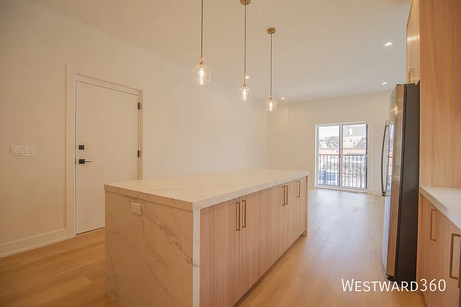 Fantastic Four Bed/Two and a half bath Duplex Down Available Now! — Photo 4
